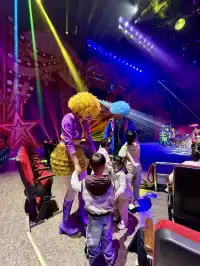 在漫天煙花下坐旋轉木馬，五天四晚玩不夠！