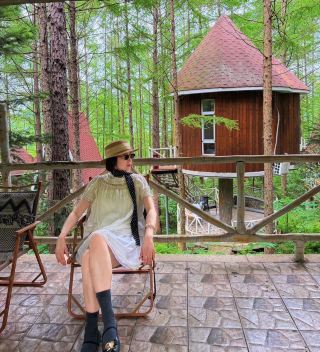 Perjalanan darat akhir pekan membawa kami menemukan rumah pohon di hutan dongeng yang sangat menenangkan.