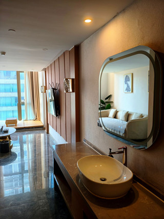 🌉Yuzhong High-rise Loft with River & City Views翻译