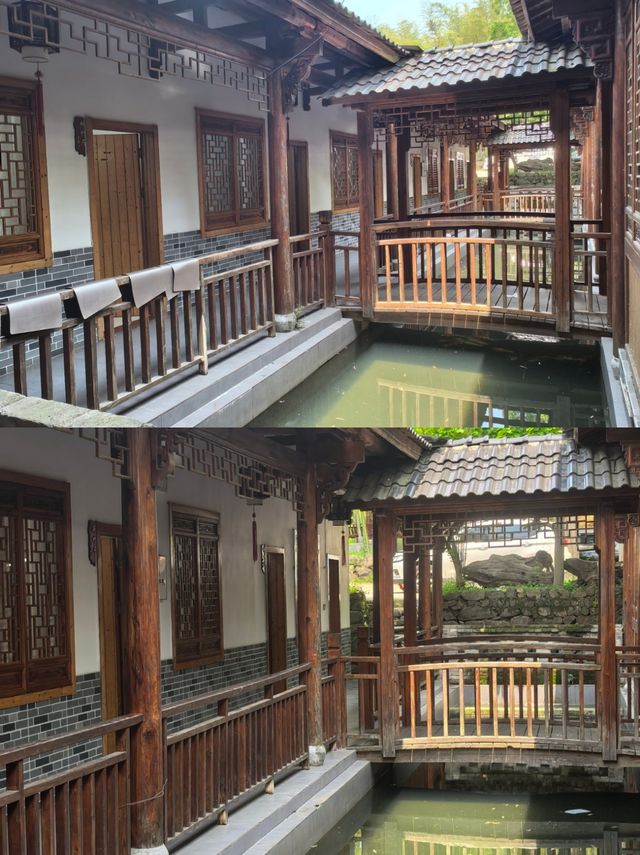 (到廣德住一晚溪畔庭院,推窗竹海翻湧聽了一整夜山泉入夢