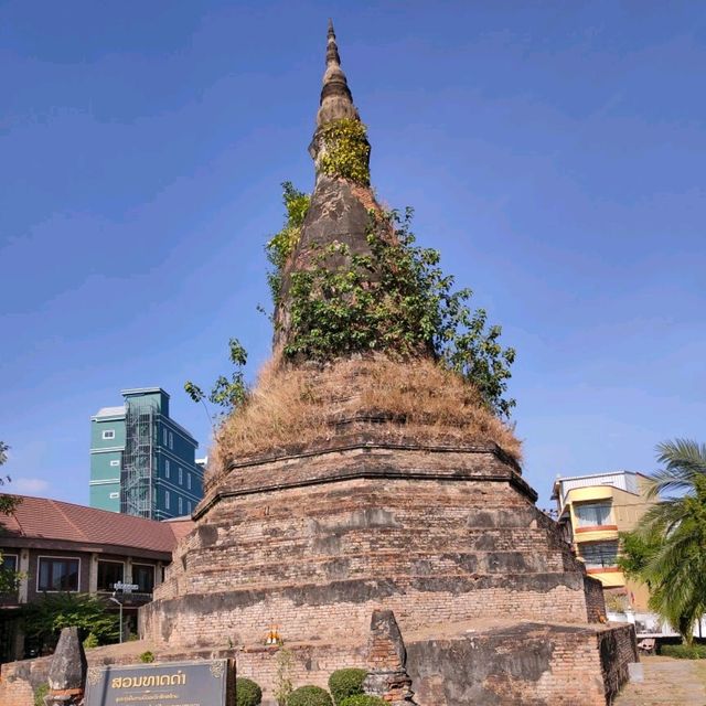 🇱🇦ラオス ヴィエンチャン "タートダムと周辺" ストゥーパが街中!? 周辺はオシャレ!!ສວນທາດດຳ

 