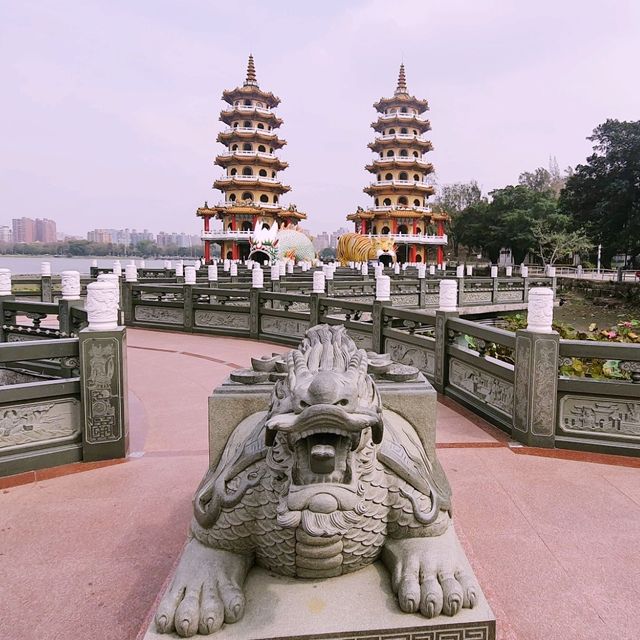 蓮池潭中出龍虎