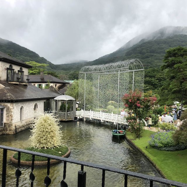 神秘な箱根ガラスの森美術館