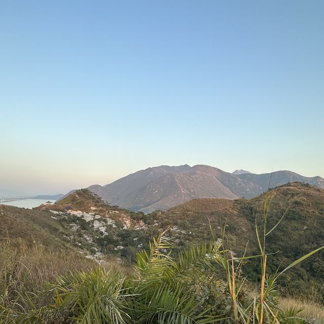 登上大澳虎山。欣賞迷人的日落🌅