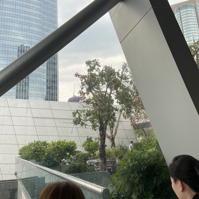 環境很好！可以欣賞維多利亞港，港灣美景！