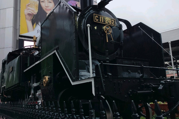 汽笛も鳴るノスタルジックな新橋SL広場 | Trip.com 東京