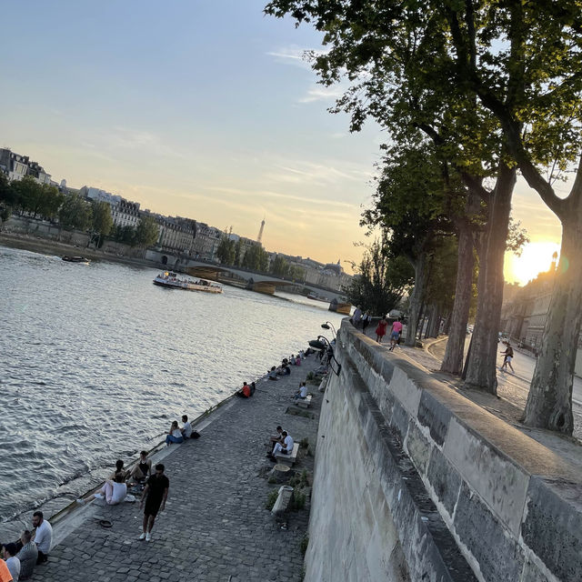 Summer evening with Seine and Lourve