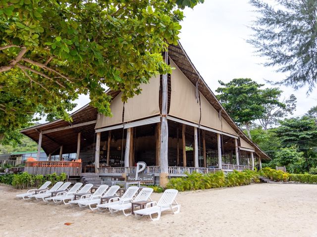 Baan Ploy Sea ที่พักติดทะเลบนเกาะเสม็ด