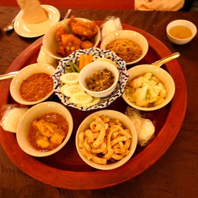 泰國傳統表演下的泰國菜-Khantoke Dinner