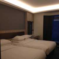 香港の高台に在る、STANFORD HILLVIEW HOTELは、ウェルカムスイーツが洒落てて、窓からの眺めは最高。