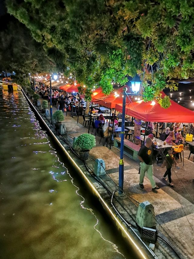 Cozy dinner by the riverbank of Malacca River