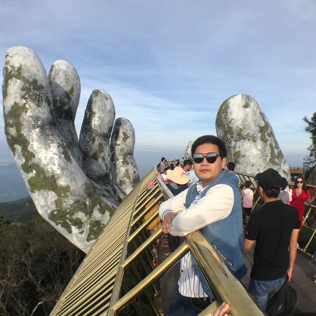 สะพานบนมือยักษ์ Golden Bridge