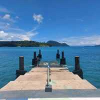 เดินชมทะเลสีคราม ที่ท่าเทียบเรือหาดราไวย์
