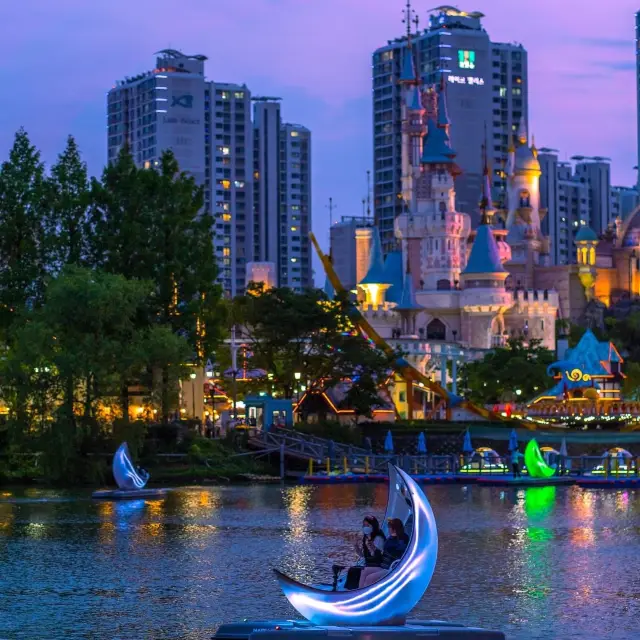 Beautiful night view of Seokchon Lake