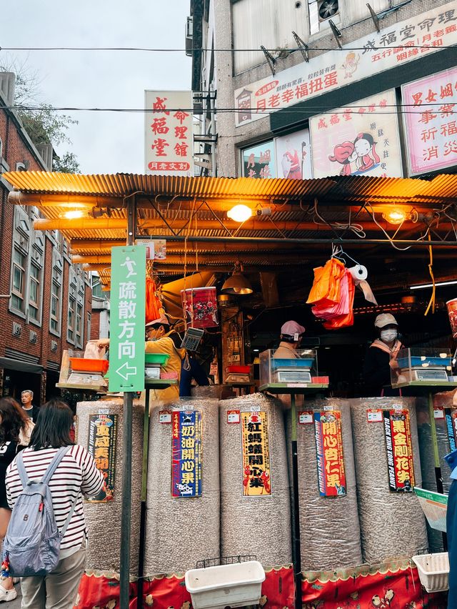 迪化街商圈👣一年一度的年貨大街🧧🥳