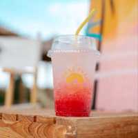 คาเฟ่สุดชิล สีสันสดใส ริมชายหาดชะอำ