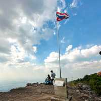 ผาชูธง (Pha Chu Thong  Cliff) จังหวัดพิษณุโลก