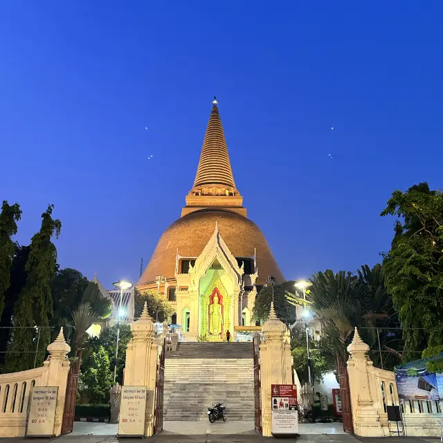 Phra Pathommachedi Temple.