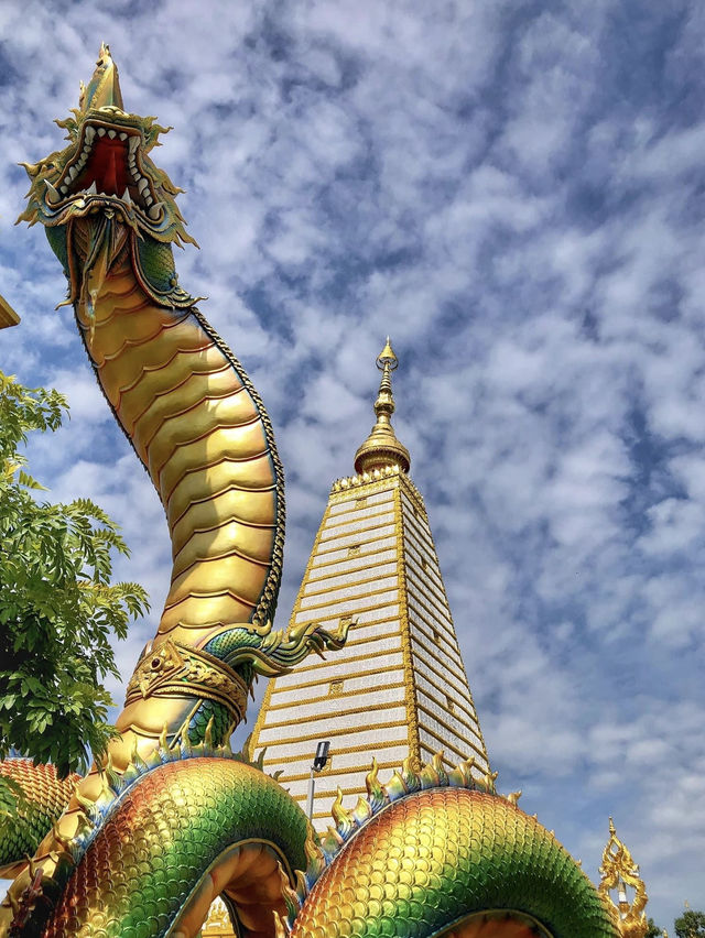 มาชมความงดงามของพระธาตุและพญานาคสีรุ้ง