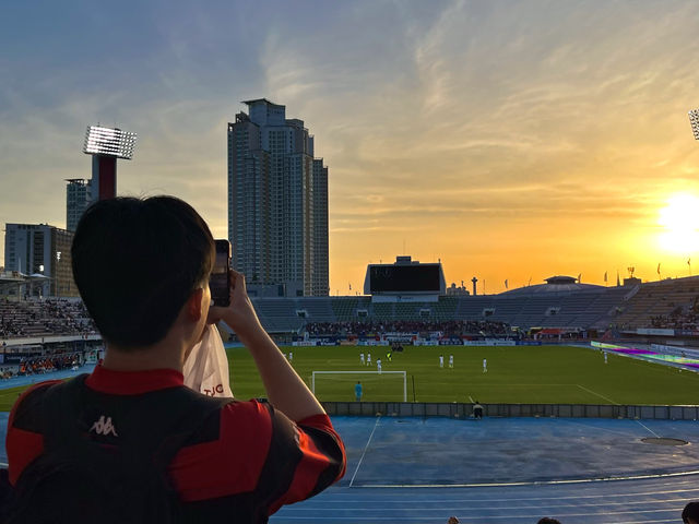 뜨거운 열기를 느끼며 축구도 보고, 환상적인 일몰 뷰도 즐길 수 있는 곳, 수원종합운동장⚽️