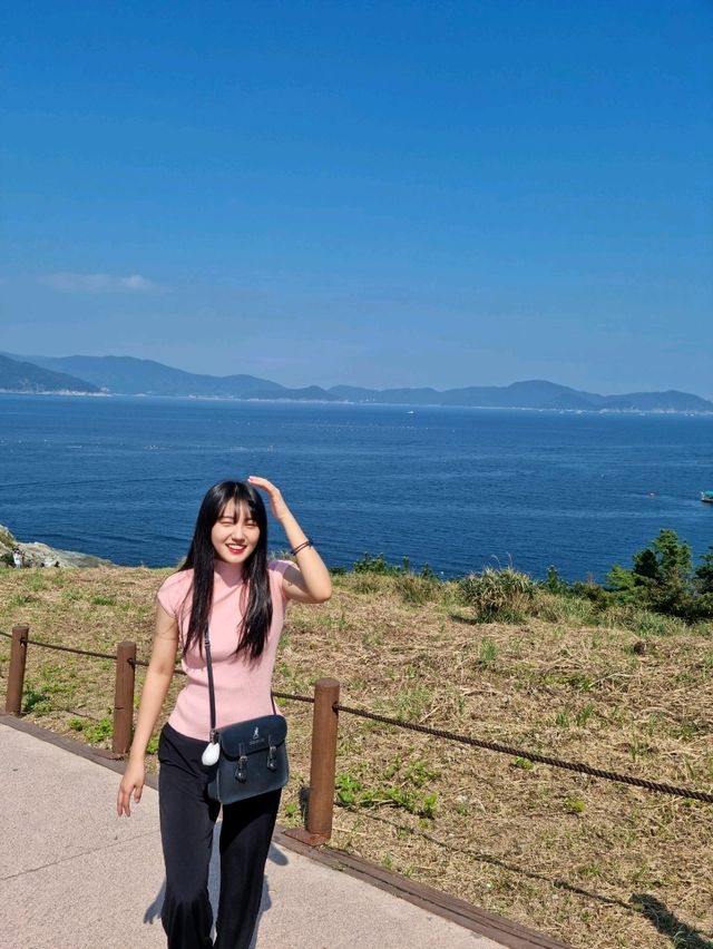 풍차가 있는 언덕에서 거제도 바다를 바라볼 수 있는 '바람의 언덕'
