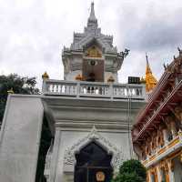 สักการะพระประธานสององค์ในพระอุโบสถ 3 ชั้น