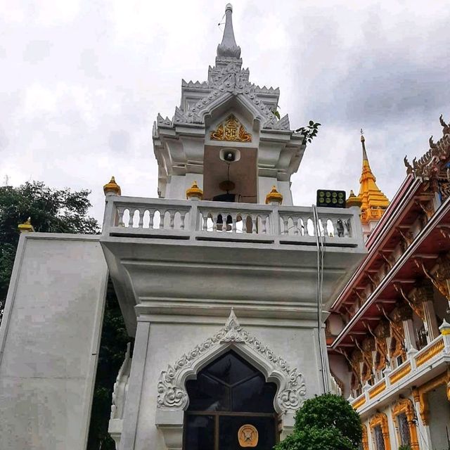 สักการะพระประธานสององค์ในพระอุโบสถ 3 ชั้น