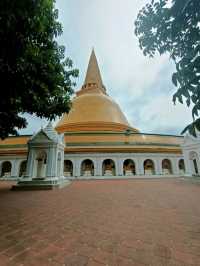 องค์พระปฐมเจดีย์เด่นเป็นสง่า