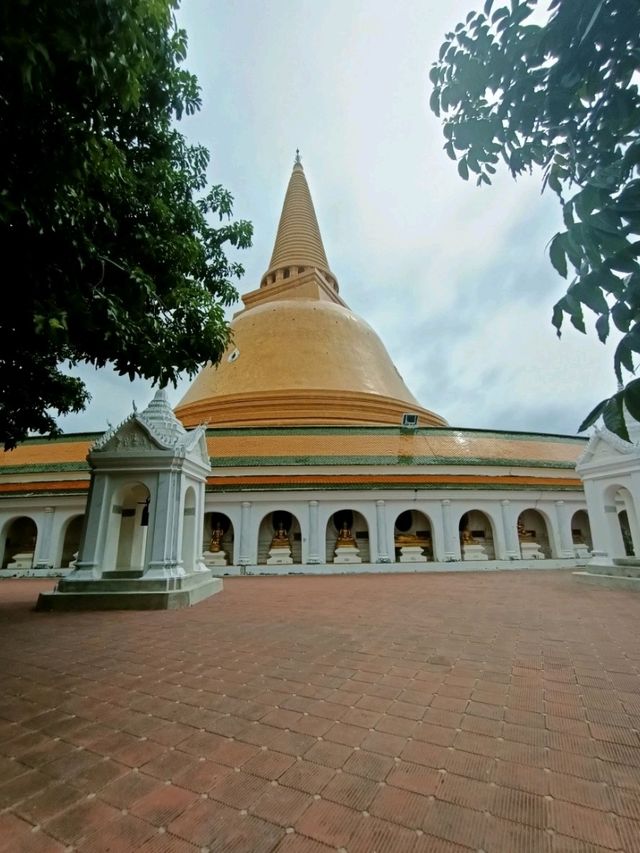 องค์พระปฐมเจดีย์เด่นเป็นสง่า