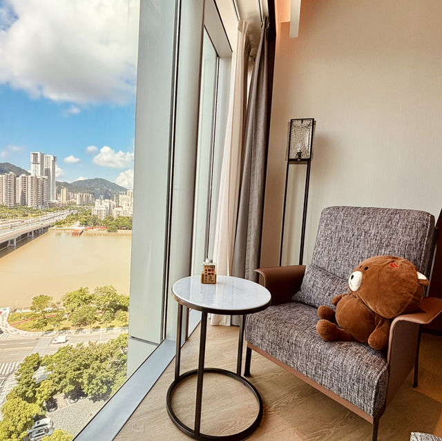 **"Spectacular Seascape and Culinary Delights at Renaissance Zhuhai Club Lounge"**