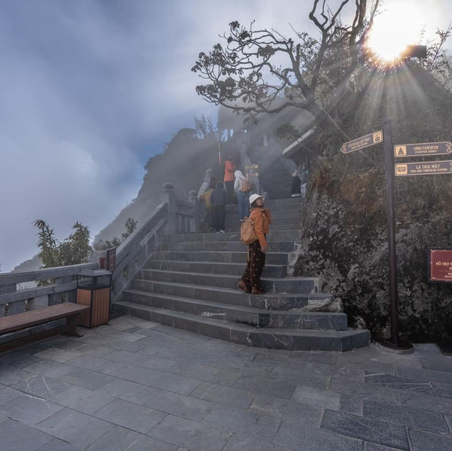 นั่งกระเช้าลอยฟ้า เที่ยวชมยอดเขาฟานซีปัน⛰️