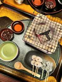 紅葉が素敵なお店🍁自分で焼くお団子は焼き立てホクホク！