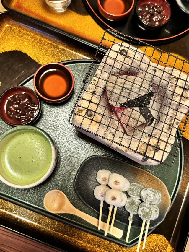 紅葉が素敵なお店🍁自分で焼くお団子は焼き立てホクホク！