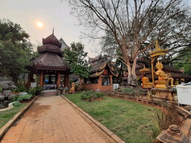 泰國清邁羅摩利寺:祈求愛情的祝福，適合冥想和放鬆