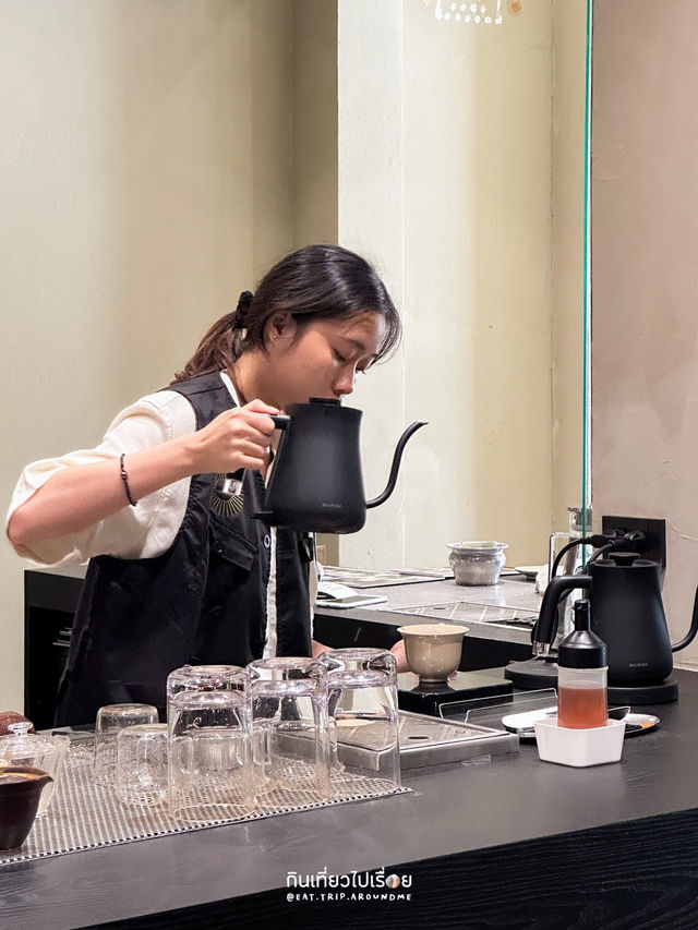 🍵 จิบชาในร้านที่แสนสงบ ใจกลางย่านสุขุมวิท
