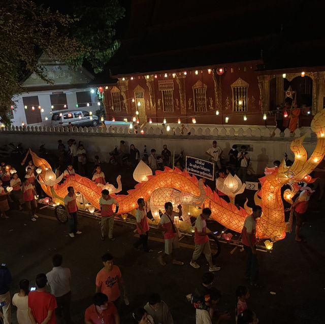 เที่ยวงานประเพณีไหลเรือไฟ หลวงพระบาง