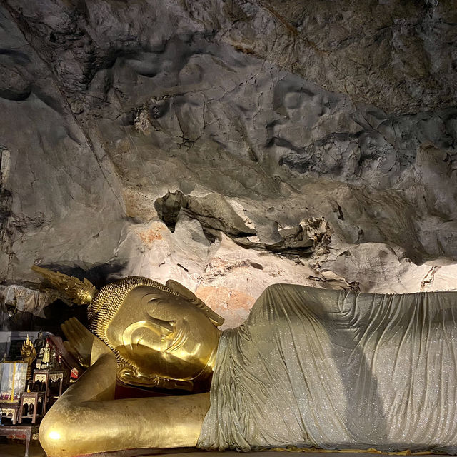 เที่ยวัดถ้ำเขาหลวง สวยงามเหมือนมีมนต์ขลัง🛕