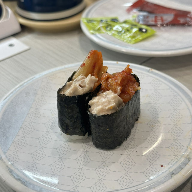 레일 위를 달려오는 신선한 초밥의 매력, 오키나와 ‘하마스시’🍣