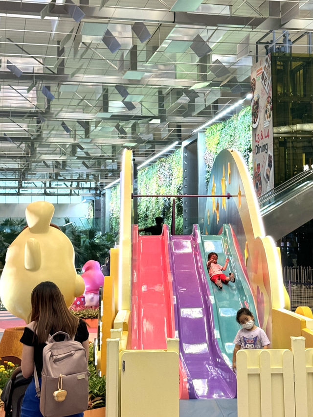 🇸🇬 Snap a Picture with Hello Kitty at Changi Airport Terminal 3