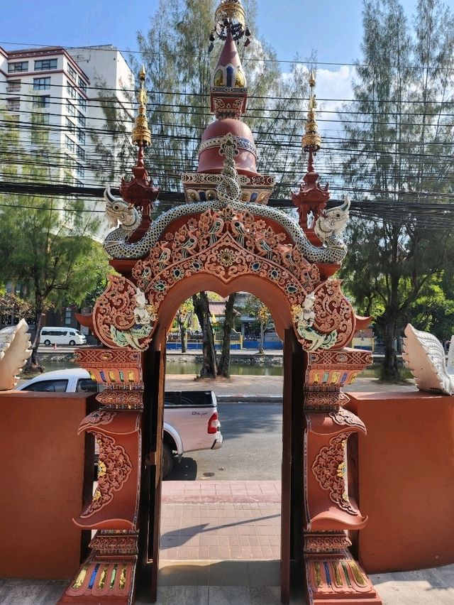 【チェンマイ】ターペー門から一番近いお寺 Wat Dok Kham