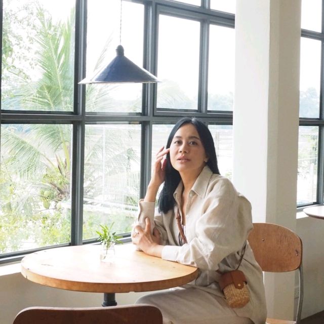 จิบกาแฟ ชมวิวแม่น้ำ ที่ Normal Café โพธาราม