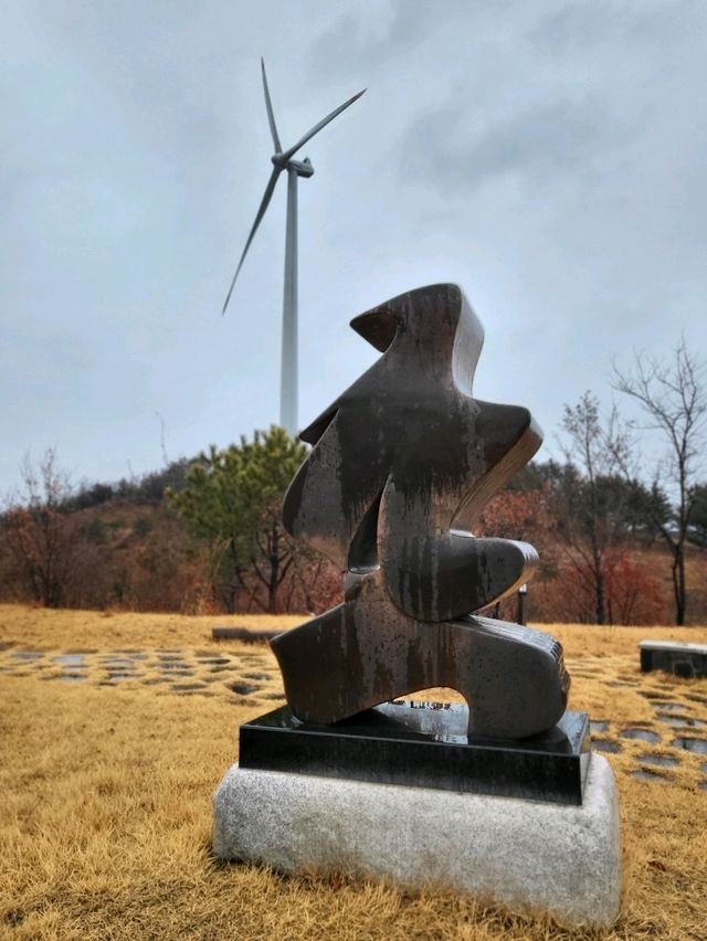 독특한 작품들이 전시된 영덕 조각공원