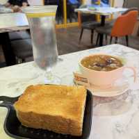 Feast Fit for Friends – The Ultimate Q House Experience!