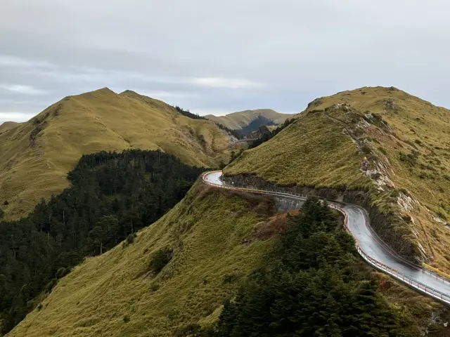 登上合歡山瞭望台，俯瞰雲海與群山的壯闊美景