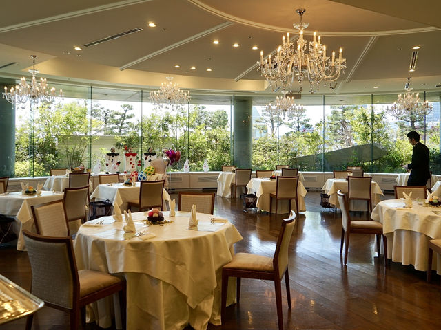 A Sweet Wonderland at Chef's Live Kitchen – Alice-Themed Buffet