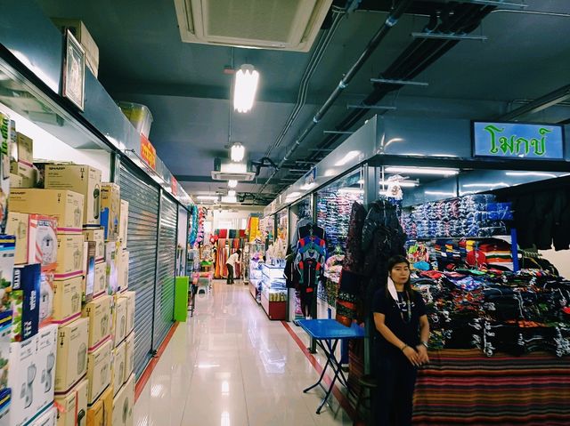 泰國曼谷市中心湄南河畔百年老市場景點：拍乎叻路市場，適合休閒逛街購物拍照📸打卡