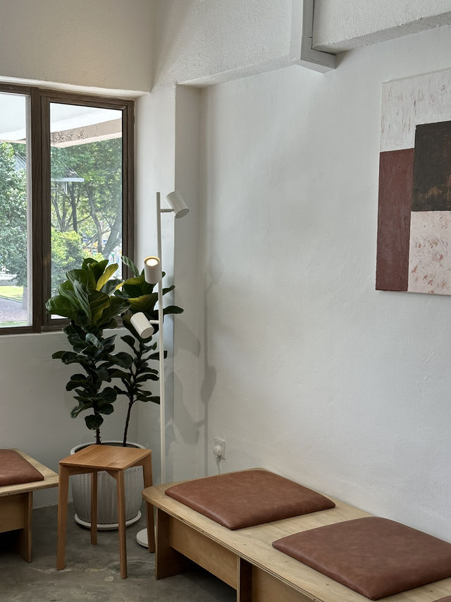 An upstairs cafe in the heart of SS2 with bright atmosphere 