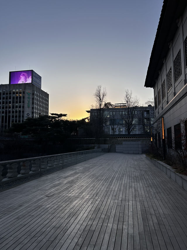 전통적인 분위기와 현대적인 감각이 조화를 이루는 고궁뜨락🇰🇷
