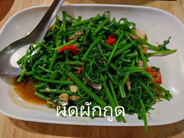 พามาทานปลาจุ่ม ปลาแรดของดีอุทัย ในอำเภอบ้านไร่