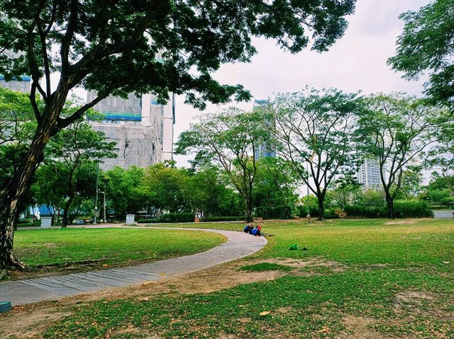 泰國曼谷市中心著名城市綠洲湖泊公園景點：朱拉隆功大學百年世紀公園，歐式園林藝術風格，適合打卡拍照📸親子遊